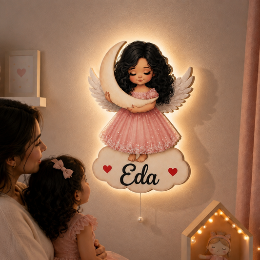 Hilali kucaklayan siyah saçlı, pembe elbiseli melek ve isim alanı; LED ahşap duvar dekoru